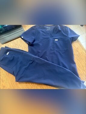 Figs Navy Women's Scrub Top & Jogger Set